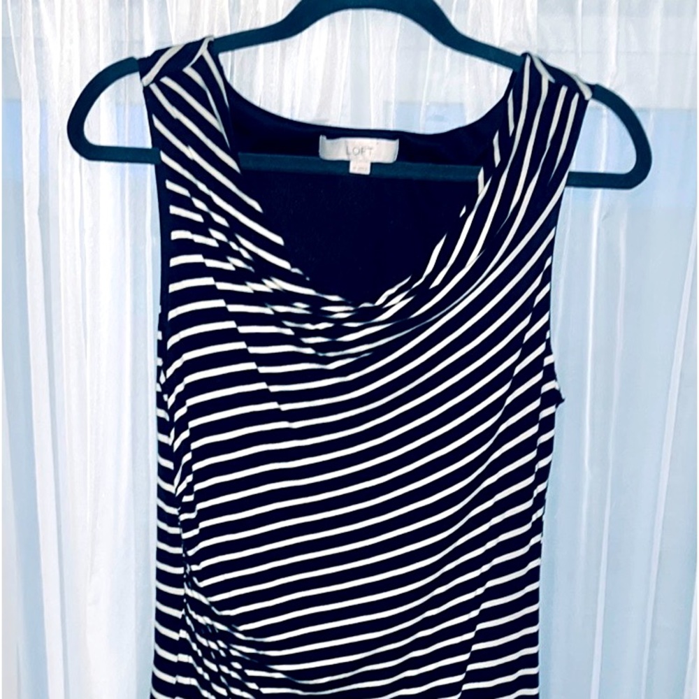 Dress it up or down! Adorable, Ann Taylor loft sleeveless sheath dress.